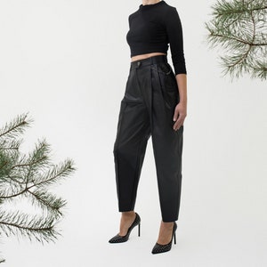 Pleated banana pants in black cotton fabric