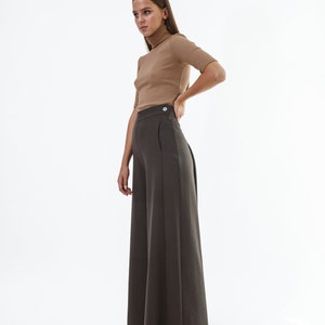 High waisted wide leg trousers in brown color