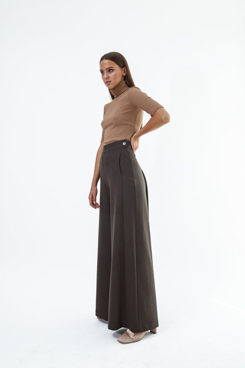 High waisted wide leg trousers in brown color