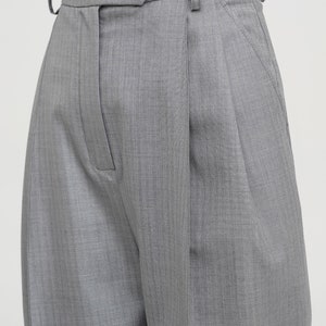 Women wool trousers with high waist and pleats.