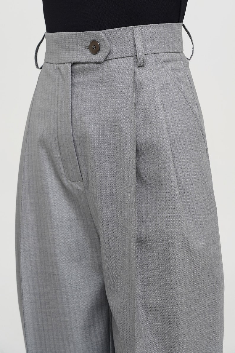 Women wool trousers with high waist and pleats.