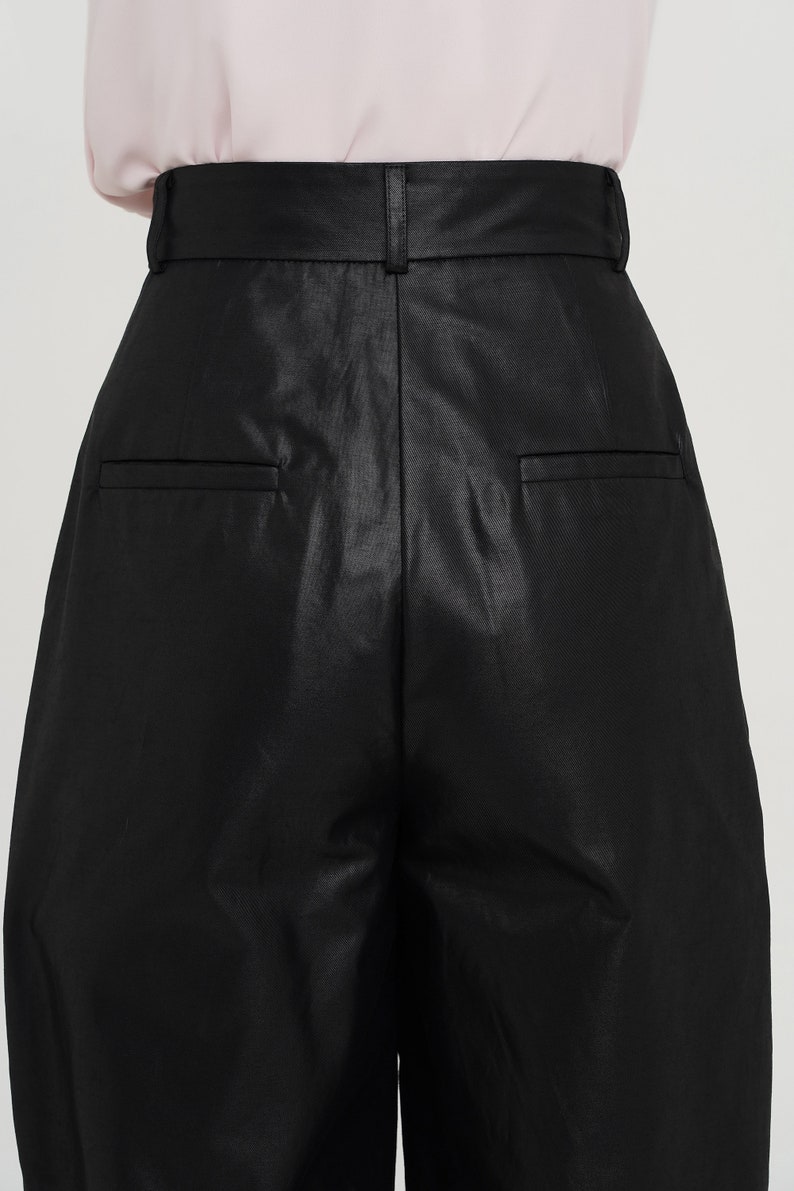High waisted pants with belt loops and back pockets in black color