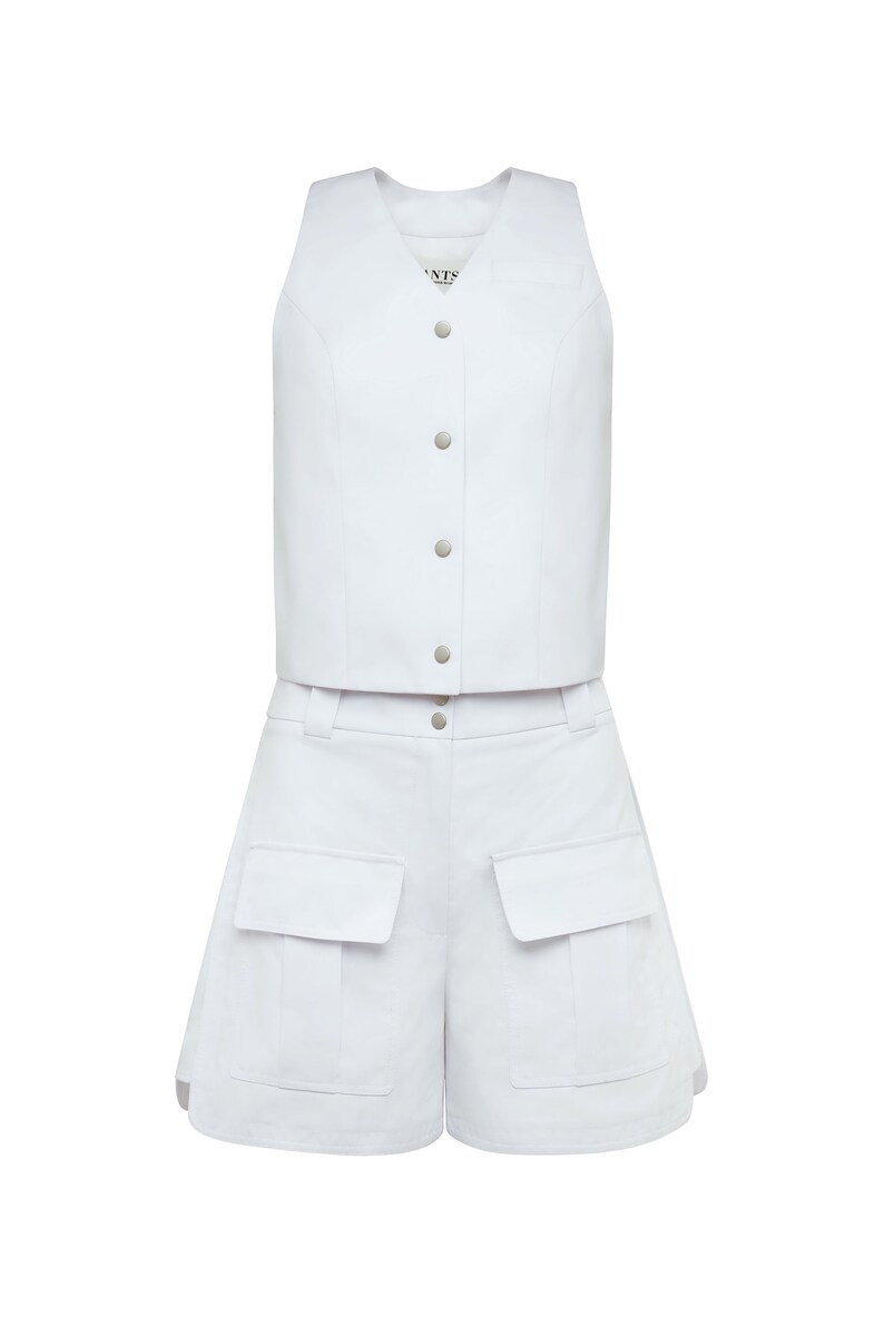 White cropped women's vest withmetal button