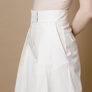 Cotton high waist trousers with zipper and hook-and-eye closure, side pockets and high rise