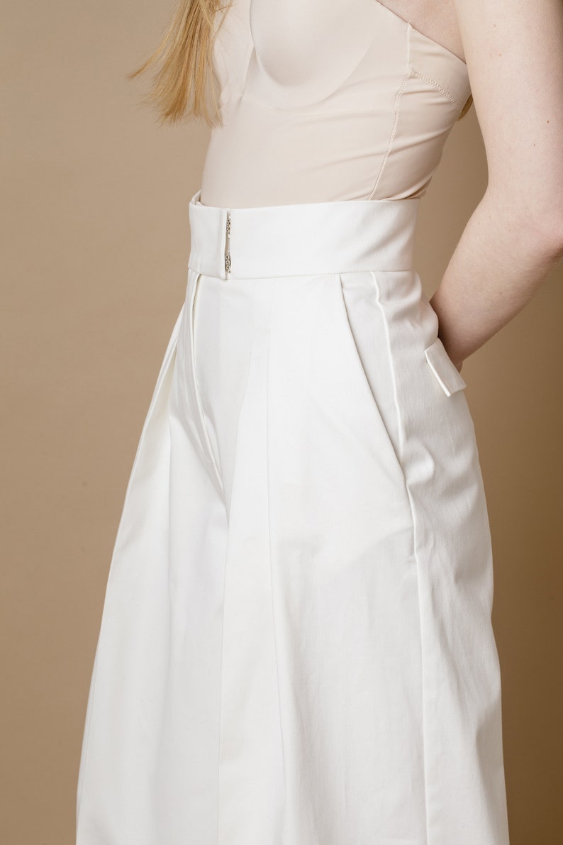 Cotton high waist trousers with zipper and hook-and-eye closure, side pockets and high rise