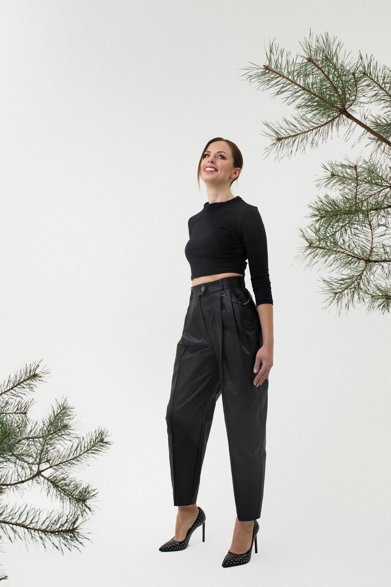 Pleated banana pants in black cotton fabric