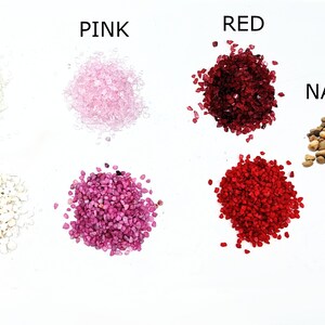 Puede incluir: Seis montones de grava decorativa en diferentes colores: blanco, rosa, rojo, rojo, rosa y marr&oacute;n natural. La grava est&aacute; dispuesta en dos filas de tres montones.