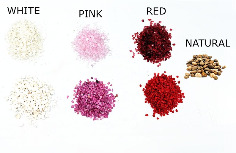 Puede incluir: Seis montones de grava decorativa en diferentes colores: blanco, rosa, rojo, rojo, rosa y marr&oacute;n natural. La grava est&aacute; dispuesta en dos filas de tres montones.