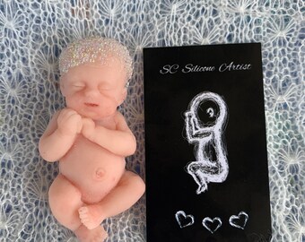 Muñeca de silicona con burbujas