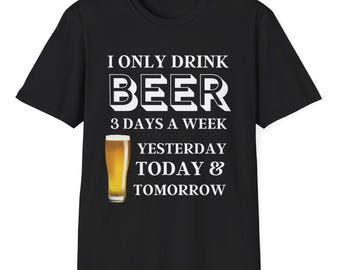 Könnte beinhalten: Schwarzes T-Shirt mit dem Text "I ONLY DRINK BEER 3 DAYS A WEEK YESTERDAY TODAY & TOMORROW". Auf dem Shirt befindet sich eine Grafik eines Bierglases. Das Shirt hat einen Rundhalsausschnitt.