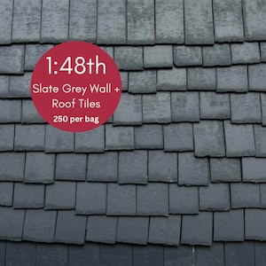 Op de afbeelding: Een close-up van een leisteengrijze muur en dakpannen. De pannen zijn in een verspringend patroon gerangschikt. Een rode cirkel met de tekst "1:48th Slate Grey Wall + Roof Tiles 250 per bag" bevindt zich in het midden van de afbeelding.
