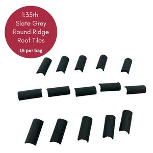 Op de afbeelding: 1:35e Schaal Slate Grey Round Ridge Dakpannen, 15 per zak. Een close-up afbeelding van 15 zwarte plastic dakpannen.