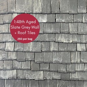 Puede incluir: Primer plano de una pared y un techo hechos de tejas de pizarra gris envejecida a escala 1:48. Las tejas están dispuestas en forma escalonada y tienen un aspecto desgastado. El texto en el círculo rojo dice "1:48th Aged Slate Grey Wall + Roof Tiles 250 per bag".