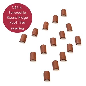 Op de afbeelding: 1:48e schaal terracotta ronde nokvorst dakpannen. Er zijn 15 tegels in een zak. De tegels zijn bruin en zijn gerangschikt in een patroon op een witte achtergrond.