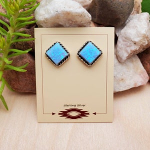 925ForHer Boucles d'oreilles carrées 8 mm en opale bleue | Clous d'oreilles en opale | Boucles d'oreilles opale en argent sterling | Carré bleu opale délicat | Fabriqué aux États-Unis