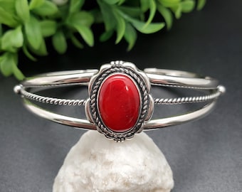 Bamboe koraalrode armband manchet | Zilveren concho met koraalkleurige manchetarmband | Zuidwestelijke armband met rode steen | Armband rood bamboekoraal