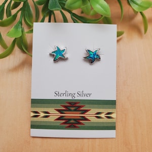 EMV n° 155 | Boucles d'oreilles étoile de mer opale bleue | Incrustations d'opale étoile de mer | Tiges d'opale bleue en argent sterling | Petits clous d'oreilles en opale | Beau clou d'oreille étoile de mer