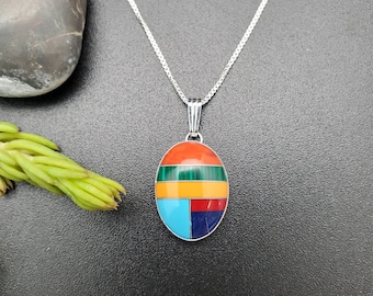 Collana con ciondolo semplice intarsiato multicolore da 13 x 18 mm con catena in argento / Delicata collana multicolore in argento sterling / Prodotto negli Stati Uniti