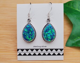 Belles boucles d’oreilles pendantes en opale verte en forme de larme | Boucles d’oreilles opale verte en argent sterling | Boucles d’oreilles crochet argenté | Bijoux en opale verte fabriqués aux États-Unis