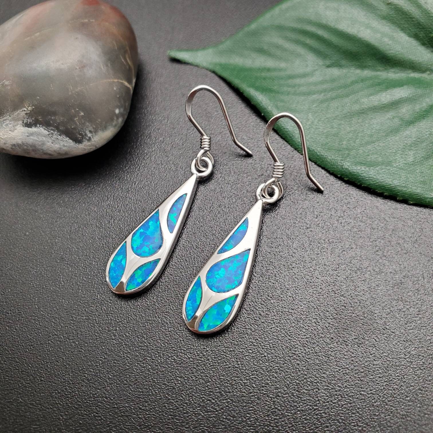 オパール　イヤリング Petal ホワイトオパールプラチナピアス | KAJITA