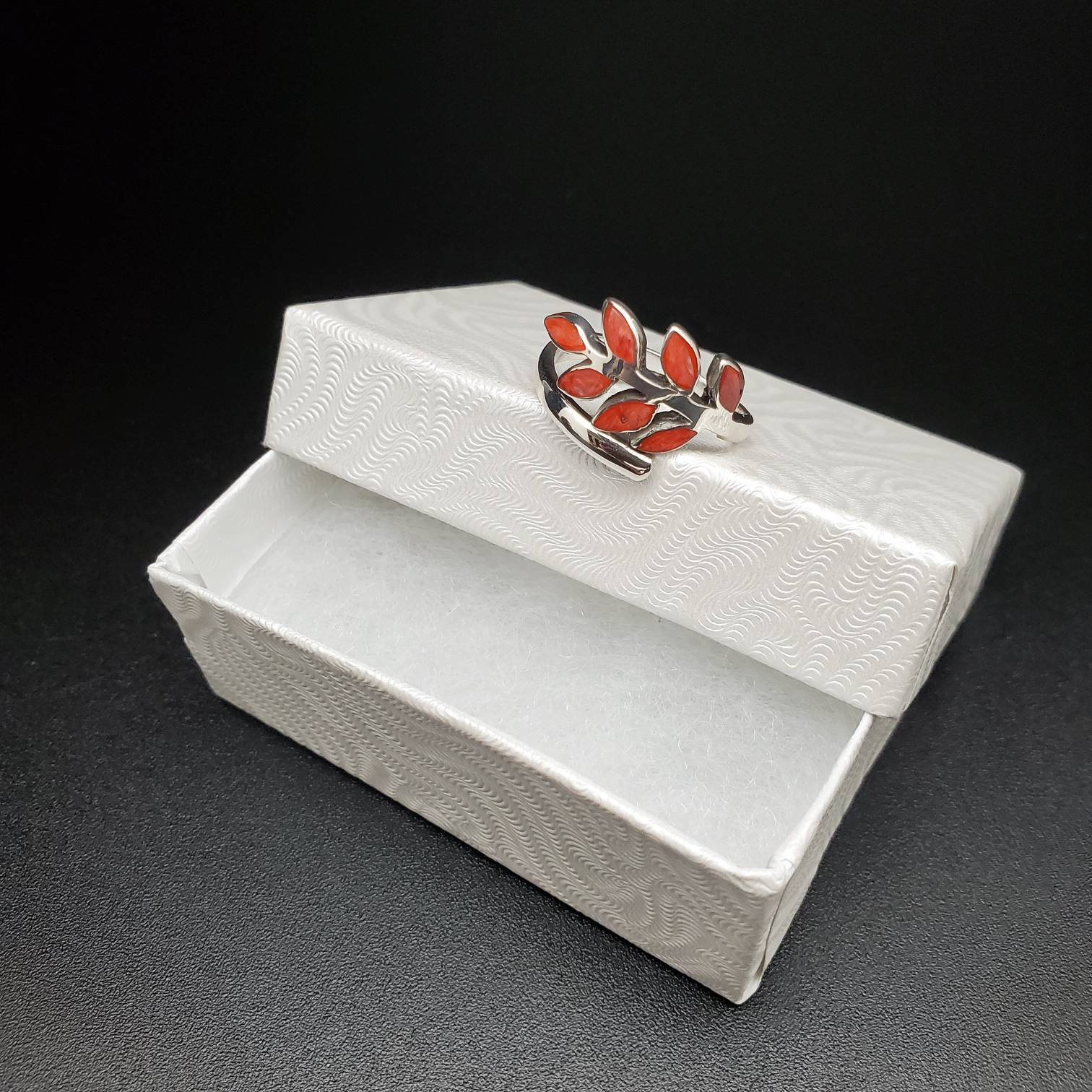 置物 Uri UH#111 Orange Spiny Oyster Inlay Leaf Ring | Adjustable