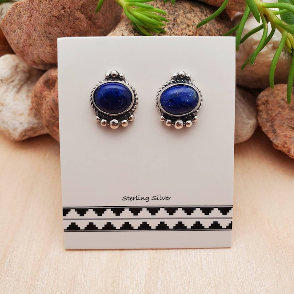 Boucles d'oreilles en lapis-lazuli 925ForHer | Puces d'oreilles délicates en lapis | Boucles d'oreilles en argent sterling avec lapis bleu | Boucles d'oreilles bleues sud-ouest fabriquées aux États-Unis