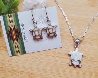 TULU #165 | Collier pendentif tortue de mer avec opale blanche délicate, ensemble de boucles d'oreilles tortue | Bijoux en argent sterling avec opale blanche | Parure de bijoux en opale blanche