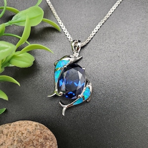 TULU #57 | Collier pendentif dauphins tanzanite bleu opale bleu feu incrusté avec chaîne en argent | Pendentif dauphin en argent sterling avec incrustation d&#39;opale bleue