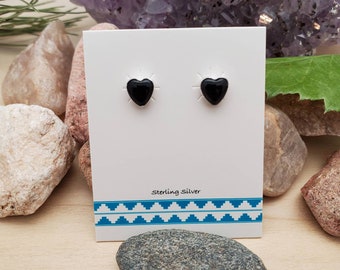 925ForHer Dainty Black Heart Post Boucles d’oreilles | Petites boucles d’oreilles Black Stud | Boucles d’oreilles en argent sterling | Petit haras noir | Boucles d’oreilles en onyx noir