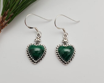 Boucles d'oreilles délicates en malachite verte | Pendants d'oreilles en malachite | Boucles d'oreilles en argent sterling | Boucles d'oreilles coeur en malachite verte | Cœur de malachite