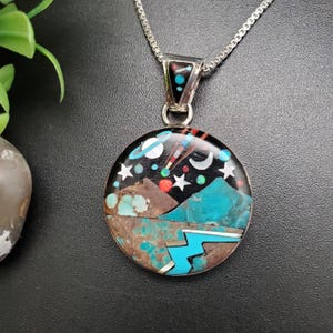 SFH n.° 220 / Colgante con incrustaciones de círculo galáctico, opción cadena de plata / Colgante de galaxia con incrustaciones de plata esterlina / Colgante universal Tierra, Luna y Estrella