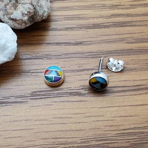 Puede incluir: Un par de pendientes de plata con incrustaciones redondas de turquesa y multicolor.