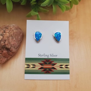 CONC#15 | Boucles d'oreilles Dainty Fire Opal | Clous d'incrustation d'opale de feu en argent sterling | Poteaux en forme de goutte d'opale | Postes d'opale simples | Vêtements de tous les jours