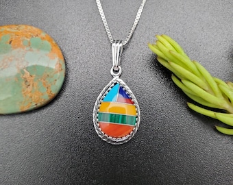 Collana con ciondolo a goccia multicolore con intarsio e catena in argento, collana in argento sterling con intarsio multicolore / collana multicolore