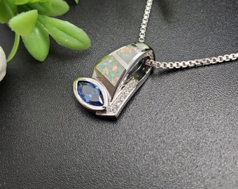 TULU #218 | Ingelegd vuurwitte opaal, zirkonia, tanzaniet ketting hanger met zilveren ketting | Sierlijke sterlingzilveren opaal tanzaniet hanger ketting