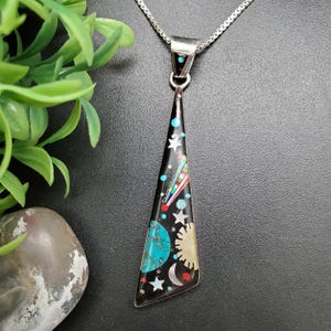 SFH n.° 221 / Colgante con incrustaciones de galaxia y forma única, opción de cadena de plata / Colgante con incrustaciones de galaxia en plata esterlina / Colgante universal de Tierra, Luna y Estrella