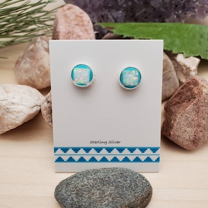925ForHer 8mm Incrustation White Opal Turquoise Stud Boucles d’oreilles | Poteaux en argent sterling | Clous multicolores | Petite | de bijoux du sud-ouest Poteaux d’incrustation