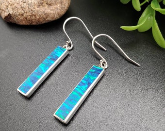 CONC#25 | Boucles d'oreilles Dainty Fire Green Opal Dangle | Boucles d'oreilles en argent sterling avec opale de feu | Boucles d'oreilles incrustées d'opale bâton | Belles Boucles D'oreilles Opale