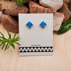 Pendientes de ópalo azul océano profundo de 6 mm, plata de ley 925ForHer, joyería de ópalo azul oscuro, delicados pendientes de ópalo, pendientes cuadrados, hechos en EE. UU.