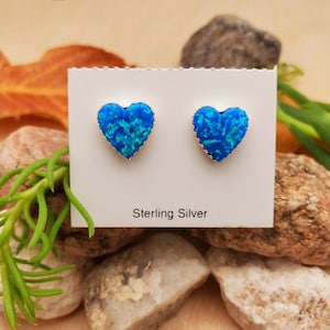 925ForHer Boucles d'oreilles bleu foncé en opale | Boucles d'oreilles en forme de coeur avec opale bleue | Poteaux en argent sterling | Poteaux coeur opale bleu délicat | Simplicité