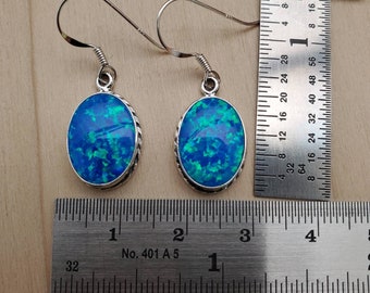 Orecchini A Goccia Pendenti Gatto Con Opale Blu Oceano - Argento