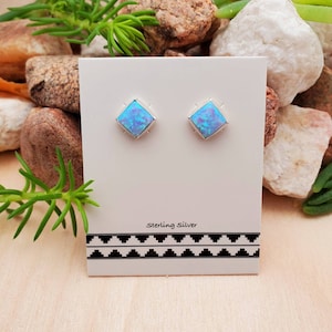 925ForHer 6 mm Quadrat Blauer Opal Ohrstecker | Sterling Silber | Feuer Blauer Opal Schmuck | Zierliche Opal Ohrstecker | 6 mm Opal Quadrat | Hergestellt in den USA