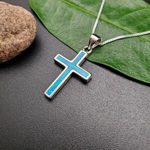 EMV 18 Pendentif en croix avec incrustation dopale bleue délicate avec collier de chaîne en argent Pendentif croix dopale en argent sterling Bijoux Croix Incrustation image 2