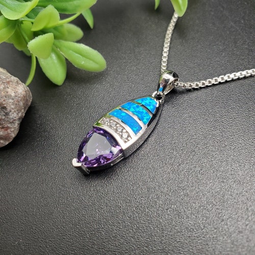 TULU #222 | Pendentif incrusté d'opale bleu de feu et d'améthyste CZ avec chaîne en argent | Pendentif en argent sterling améthyste violette et opale bleue