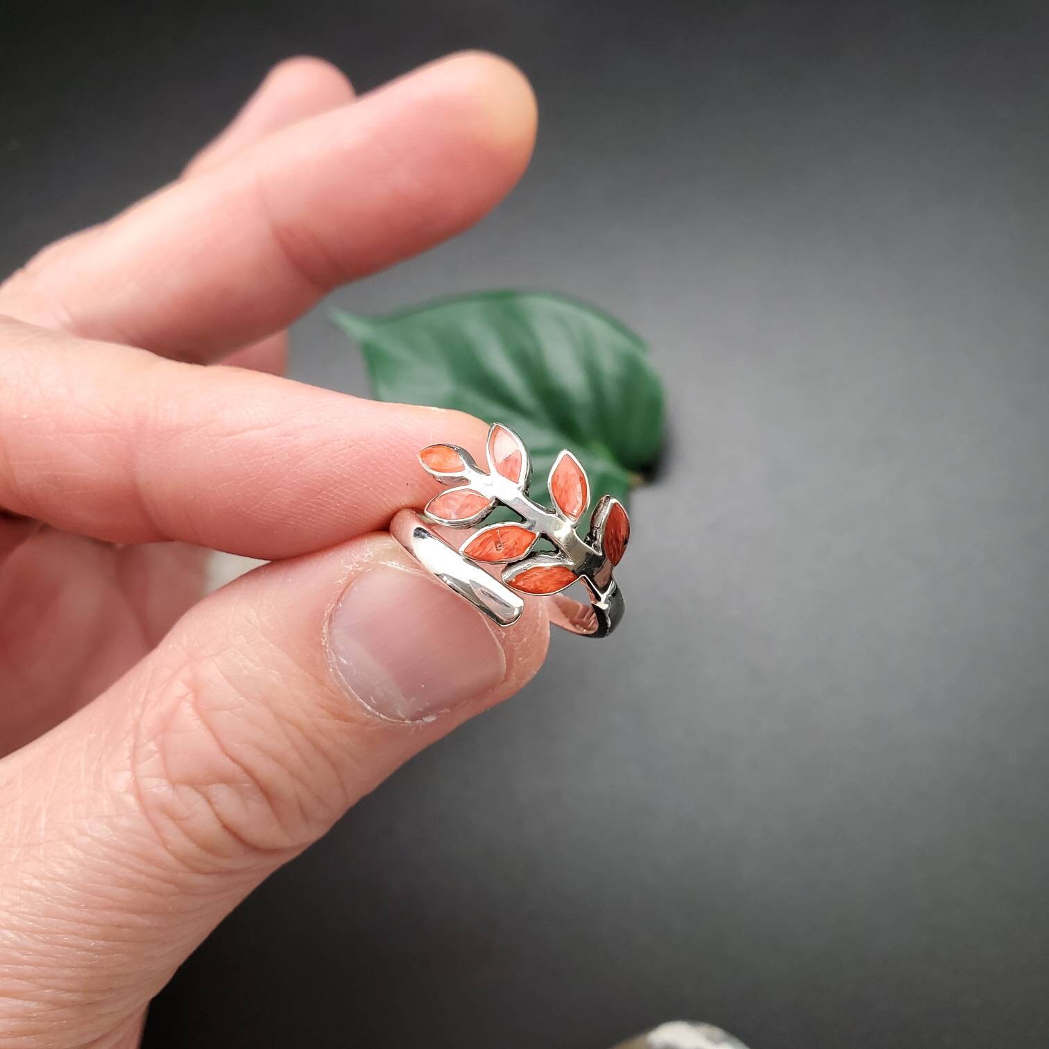 置物 Uri UH#111 Orange Spiny Oyster Inlay Leaf Ring | Adjustable