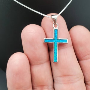 EMV 18 Pendentif en croix avec incrustation dopale bleue délicate avec collier de chaîne en argent Pendentif croix dopale en argent sterling Bijoux Croix Incrustation image 4