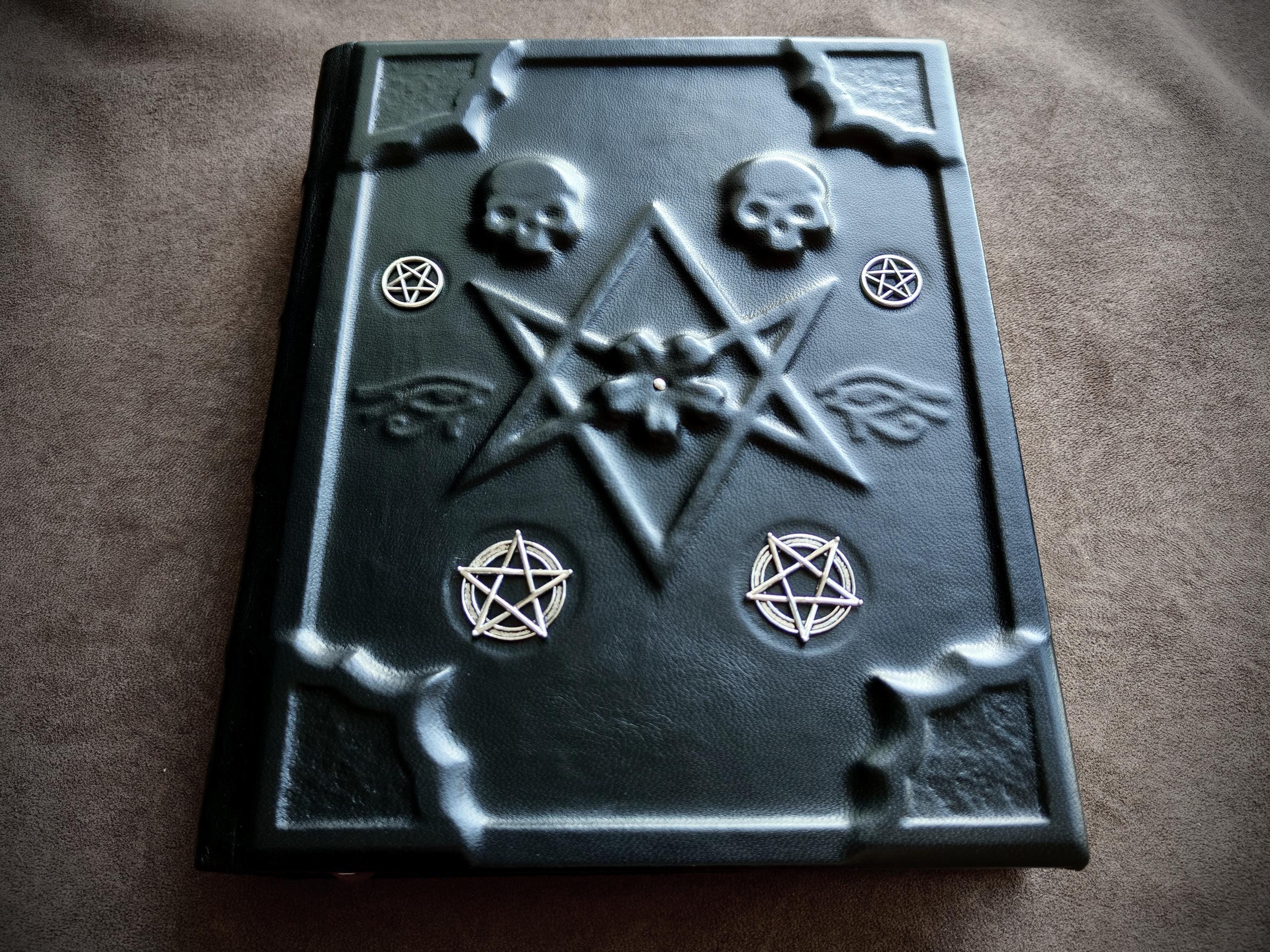 革装のアレイスター・クロウリー・コレクション：『法の書』、『月の子