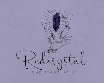 Könnte beinhalten: Ein Logo-Design mit dem Namen "Rederystal" in Schreibschrift und "THE STONE HOUSE" darunter. Das Design umfasst eine Hand, die einen Halbmond mit floralen Akzenten und einem Kristall hält. Ein vollständiges Alphabet wird angezeigt.
