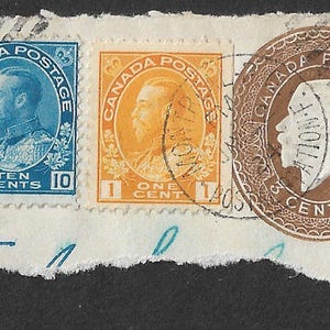 Francobollo postale in rilievo da 3 centesimi del Re Giorgio V del Canada del 1924 con francobollo ordinario giallo da 1 centesimo e francobollo ordinario blu da 10 centesimi utilizzato su un piccolo pezzo