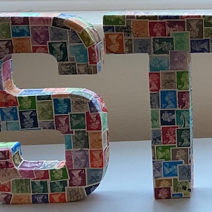 SELLO obra de arte única cinco letras de cartón 3D todas cubiertas con sellos definitivos usados de Gran Bretaña Machin pieza de conversación muy inusual